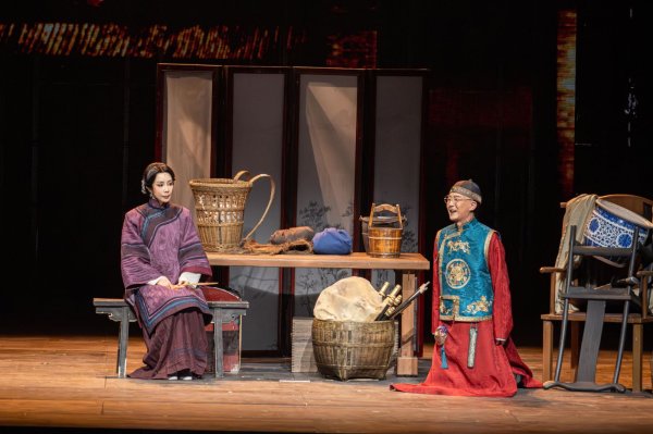 网上股票配资门户 岳秀清、吴刚领衔 舞台剧《大戏法》将于5月首演